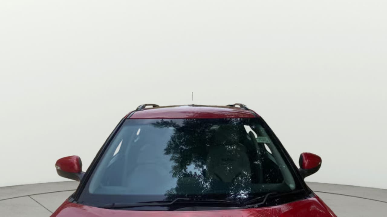 2019 Mahindra XUV300 W8 1.5 DIESEL AMT, Diesel, Automatic, 1,02,026 km, Front Windshield