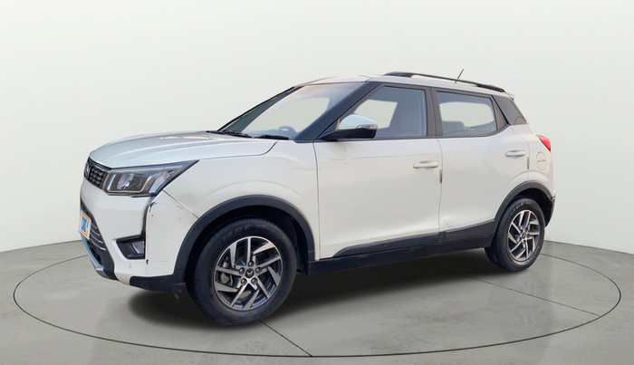2023 Mahindra XUV300 W8 (O) 1.2 PETROL, Petrol, Manual, 30,905 km, Left Front Diagonal