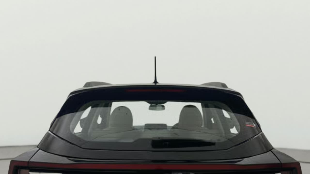 2025 Mahindra XUV 3XO AX5 1.2 L TCMPFI AT, Petrol, Automatic, 13,681 km, Rear Windshield