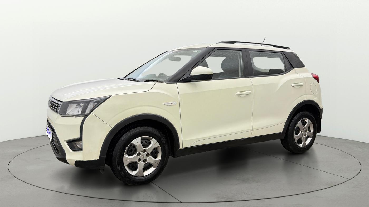 2022 Mahindra XUV300 W6 1.2 PETROL AMT, Petrol, Automatic, 1,12,140 km, Left Front Diagonal