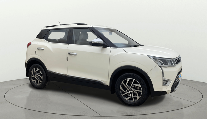 2023 Mahindra XUV300 W8 (O) 1.5 DIESEL AMT, Diesel, Automatic, 25,849 km, Right Front Diagonal