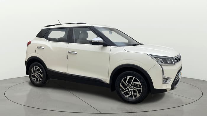 2023 Mahindra XUV300 W8 (O) 1.5 DIESEL AMT, Diesel, Automatic, 25,178 km, Right Front Diagonal