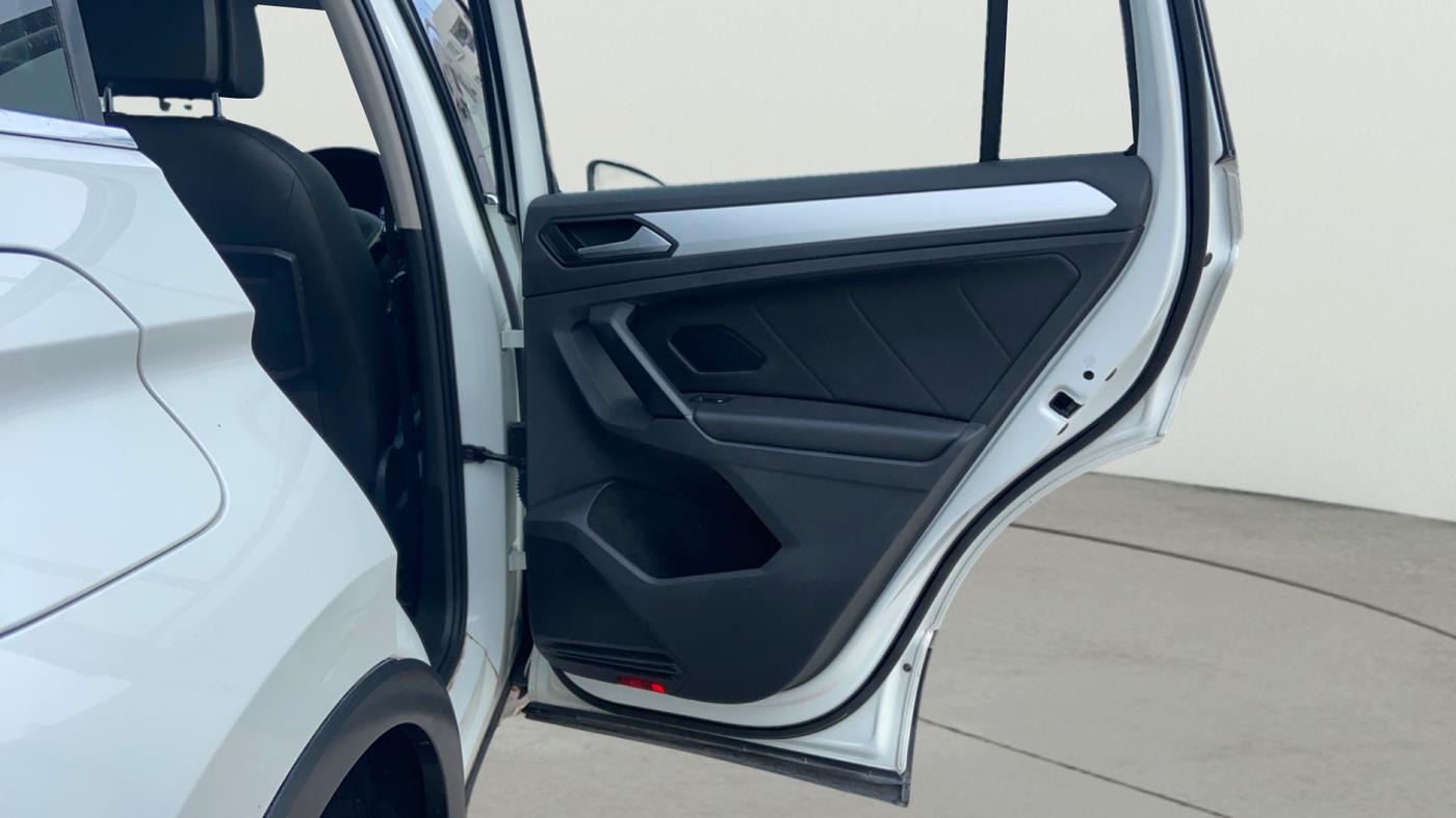 2019 Volkswagen TIGUAN COMFORTLINE TDI AT, Diesel, Automatic, 1,11,225 km, Right Side Rear Door Cabin