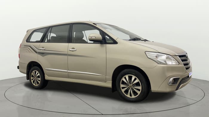 2015 Toyota Innova 2.5 VX 8 STR, Diesel, Manual, 73,050 km, Right Front Diagonal