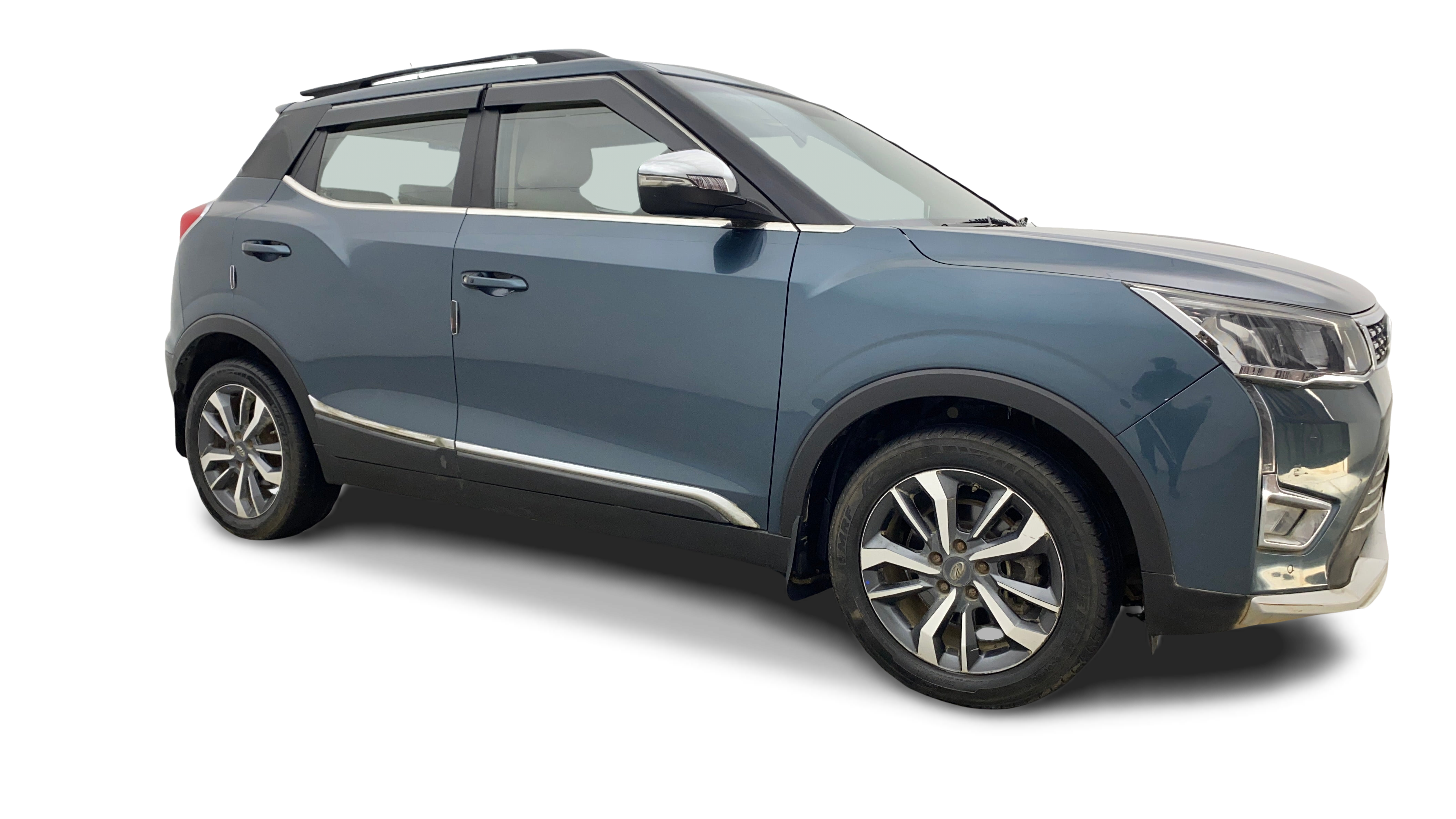 Mahindra XUV300-img