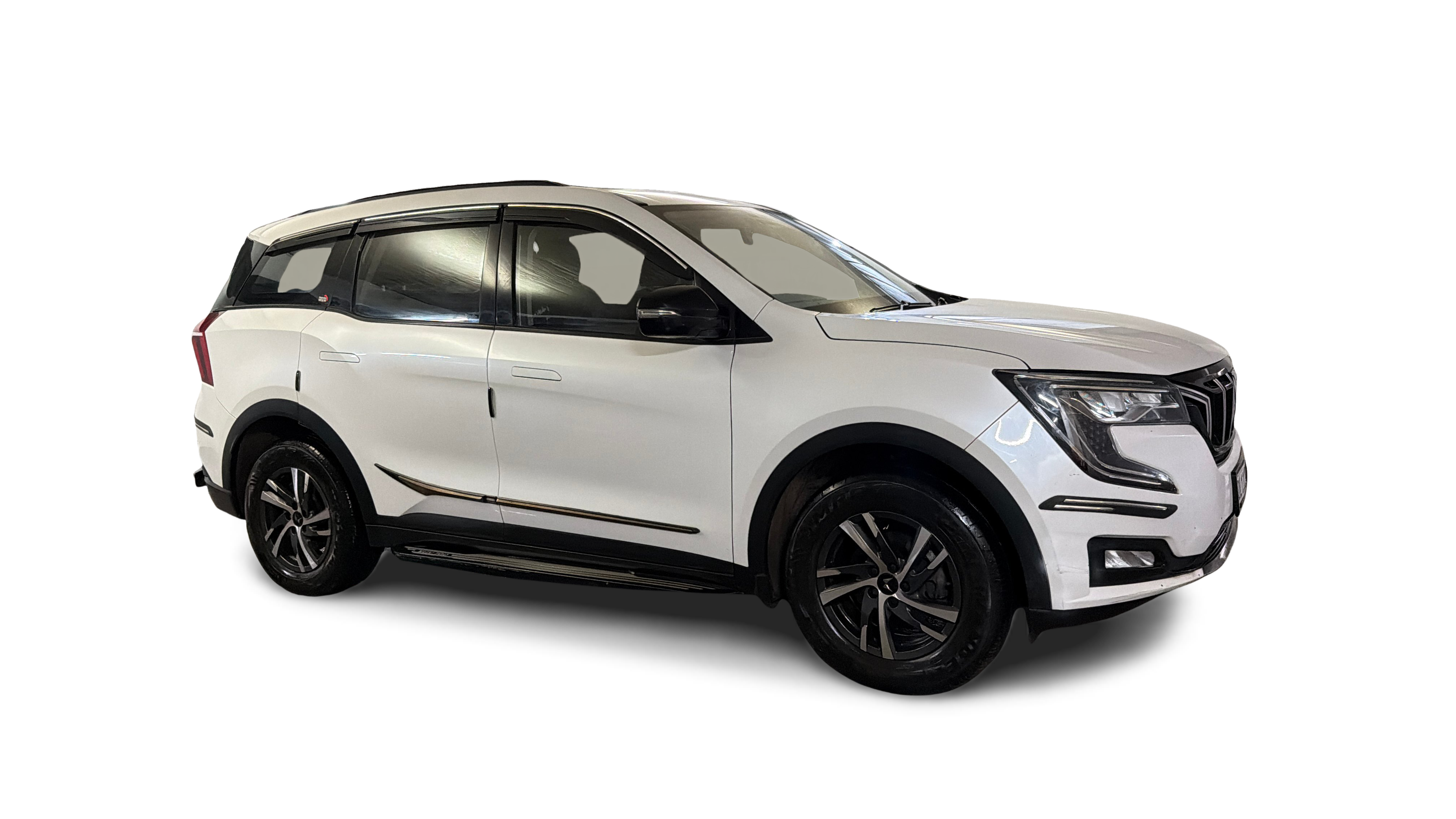 2024 Mahindra XUV700 - SUV - Petrol - Manual - ₹14.46 lakh