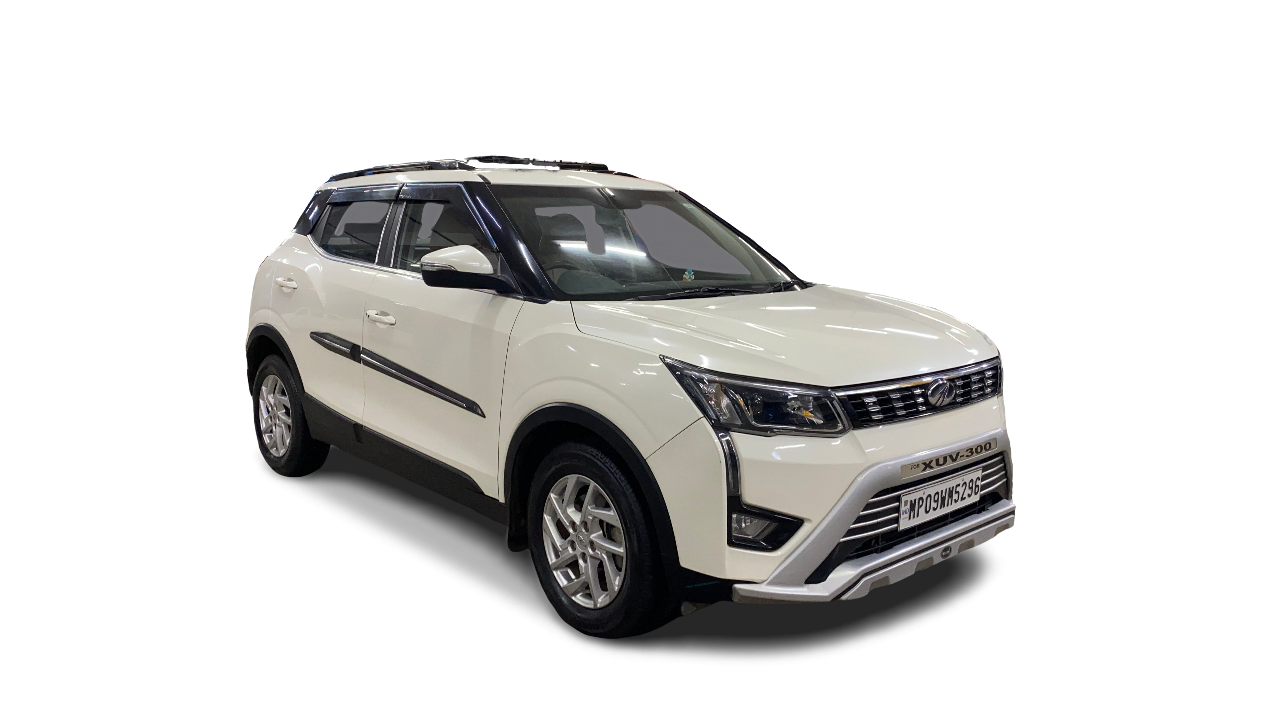 Mahindra XUV300-img