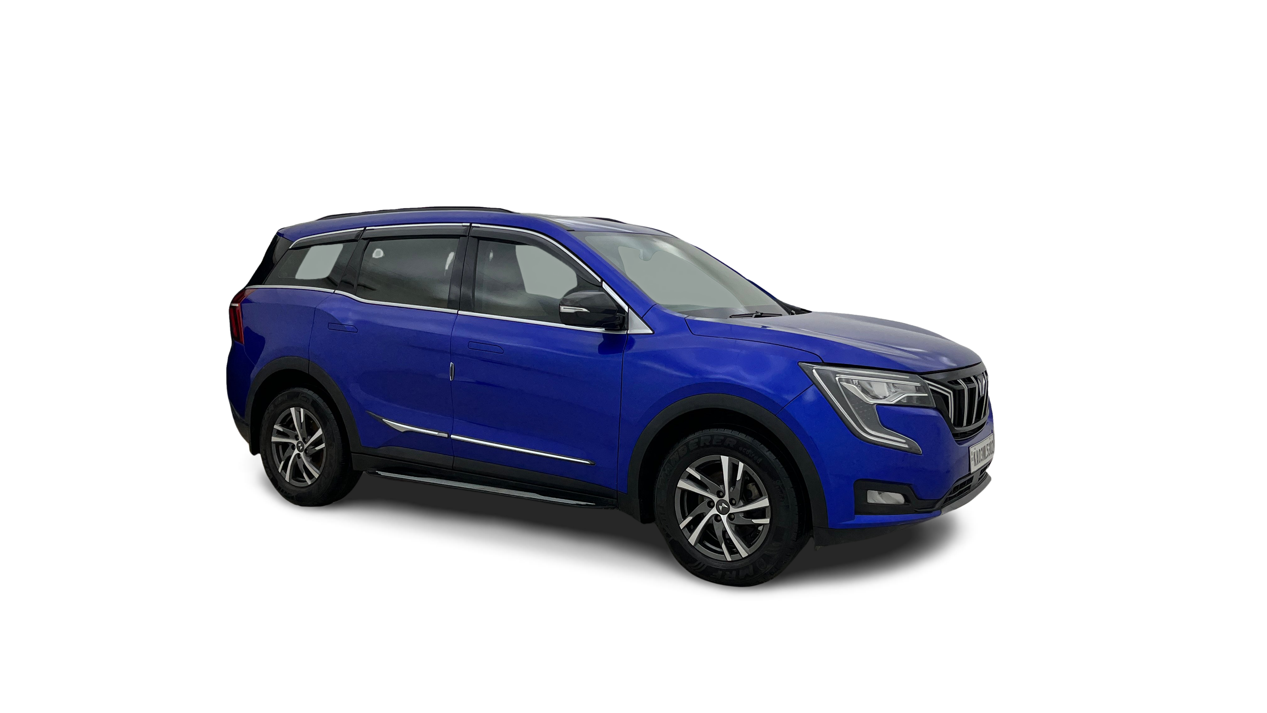 2022 Mahindra XUV700 - SUV - Petrol - Manual - ₹12.87 lakh