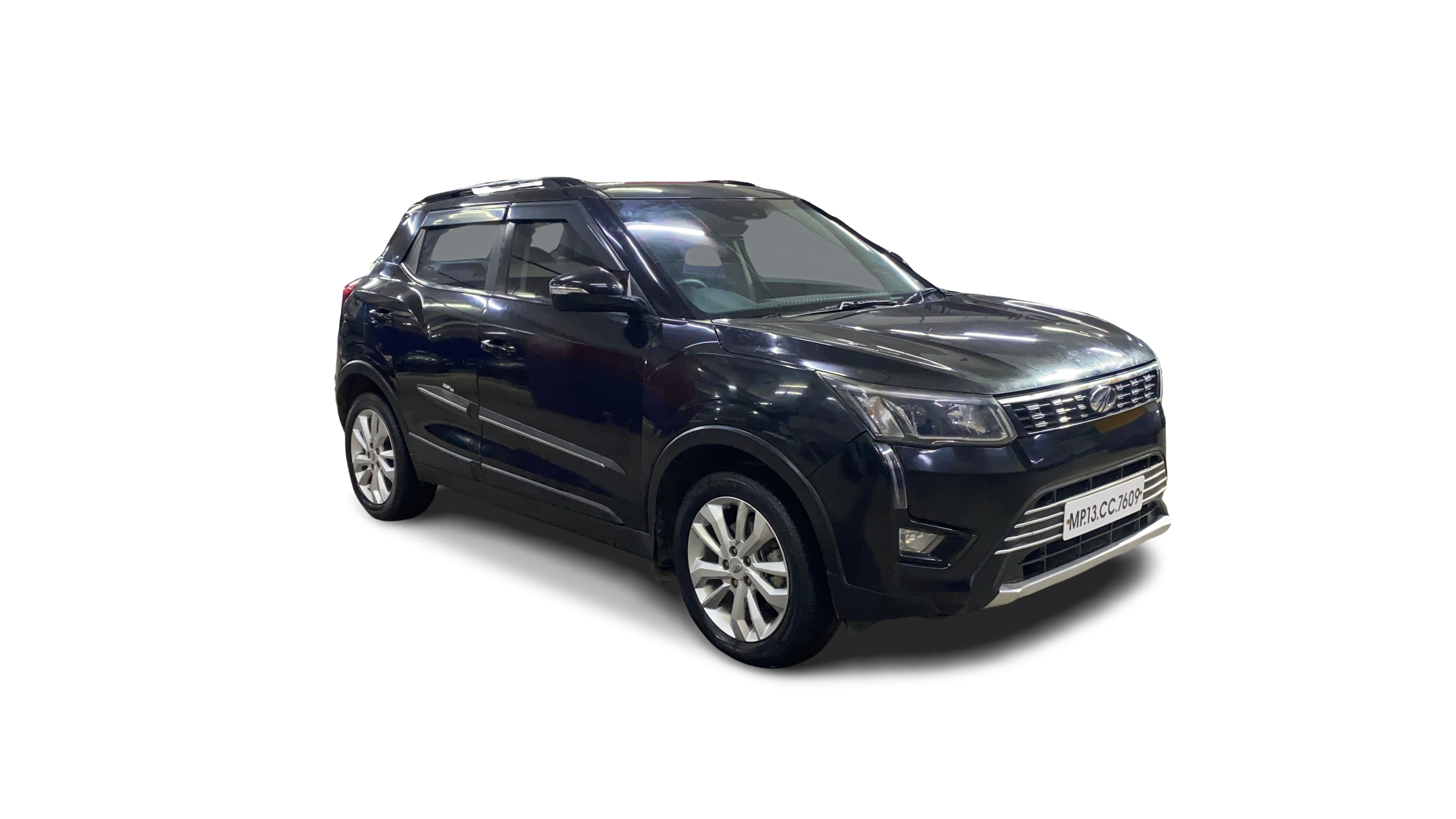 Mahindra XUV300-img