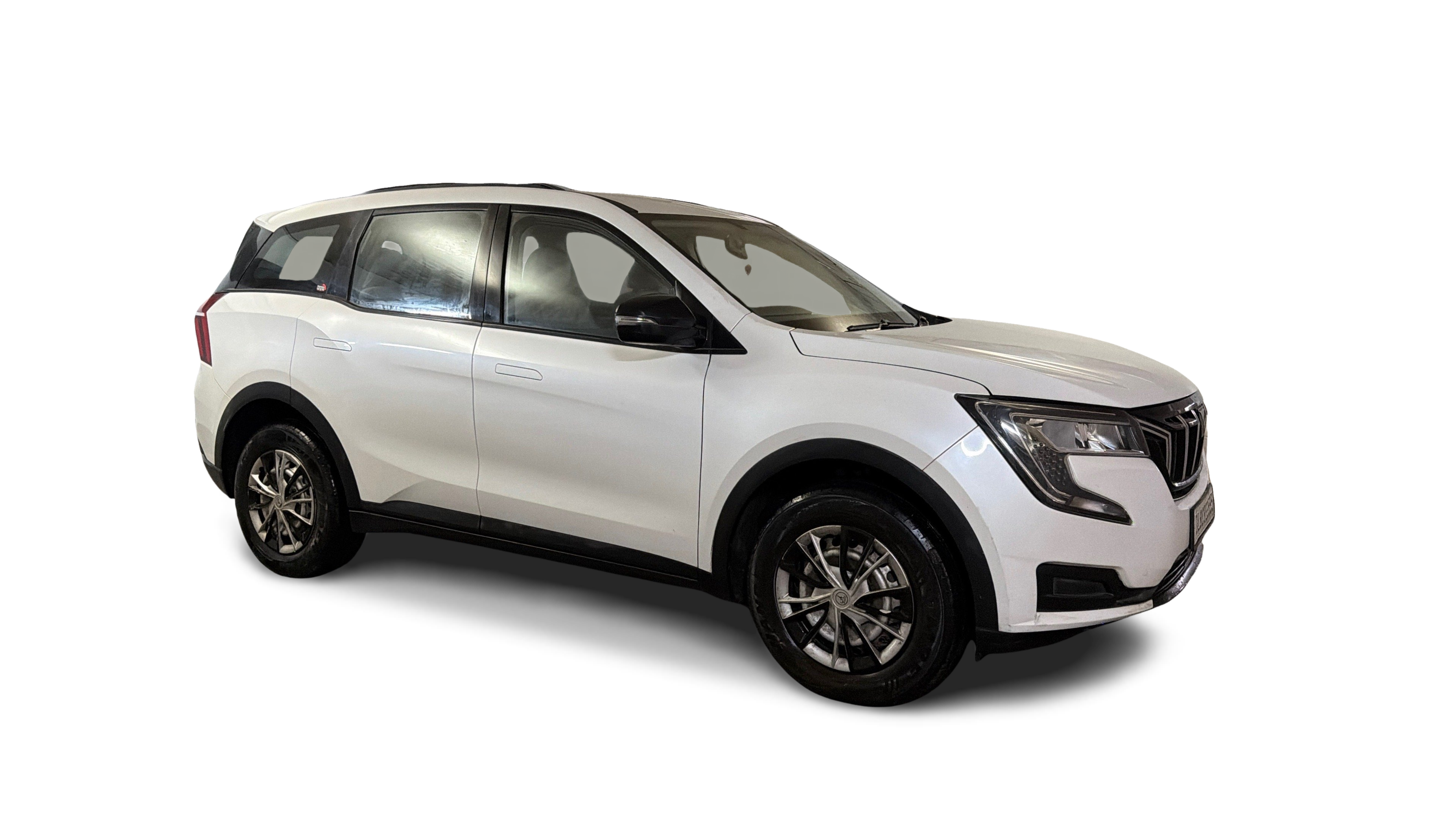 2022 Mahindra XUV700 - SUV - Petrol - Manual - ₹9.55 lakh