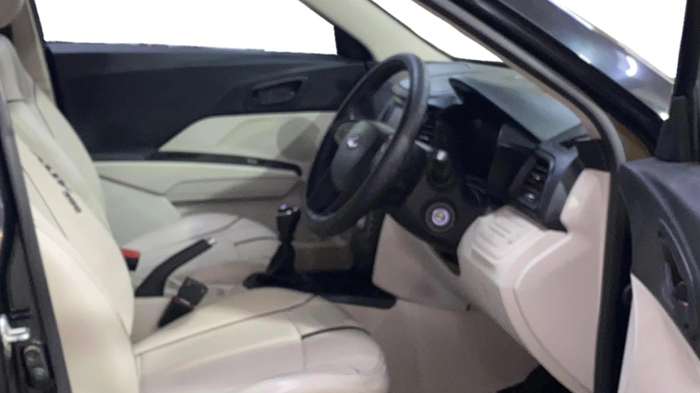 2022 Mahindra XUV300 W6 1.5 Diesel, Diesel, Manual, 68,922 km, Right Side Front Door Cabin