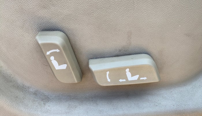 2016 Mahindra XUV500 W10 AT, Diesel, Automatic, 1,00,535 km, Third Seat Row ( optional )