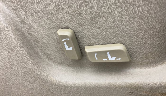 2015 Mahindra XUV500 W10, Diesel, Manual, 1,25,739 km, Driver Side Adjustment Panel