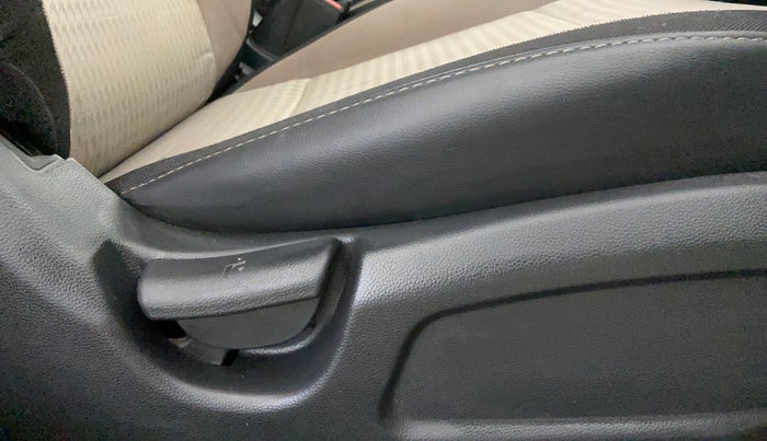 2020 Hyundai Elite i20 MAGNA PLUS 1.2, Petrol, Manual, 70,307 km, Driver Side Adjustment Panel