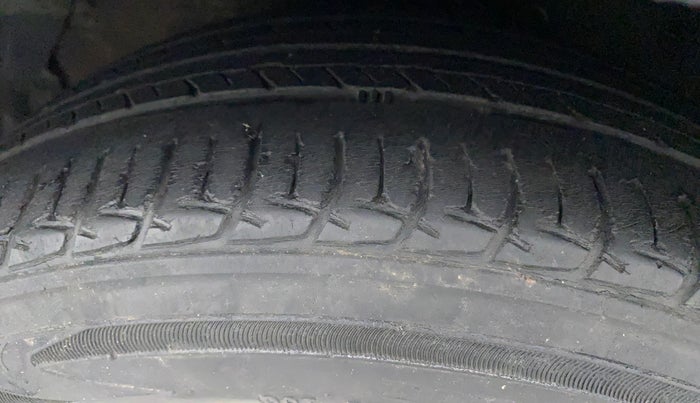 2015 Hyundai Verna 1.6 VTVT SX, Petrol, Manual, 58,144 km, Left Front Tyre Tread