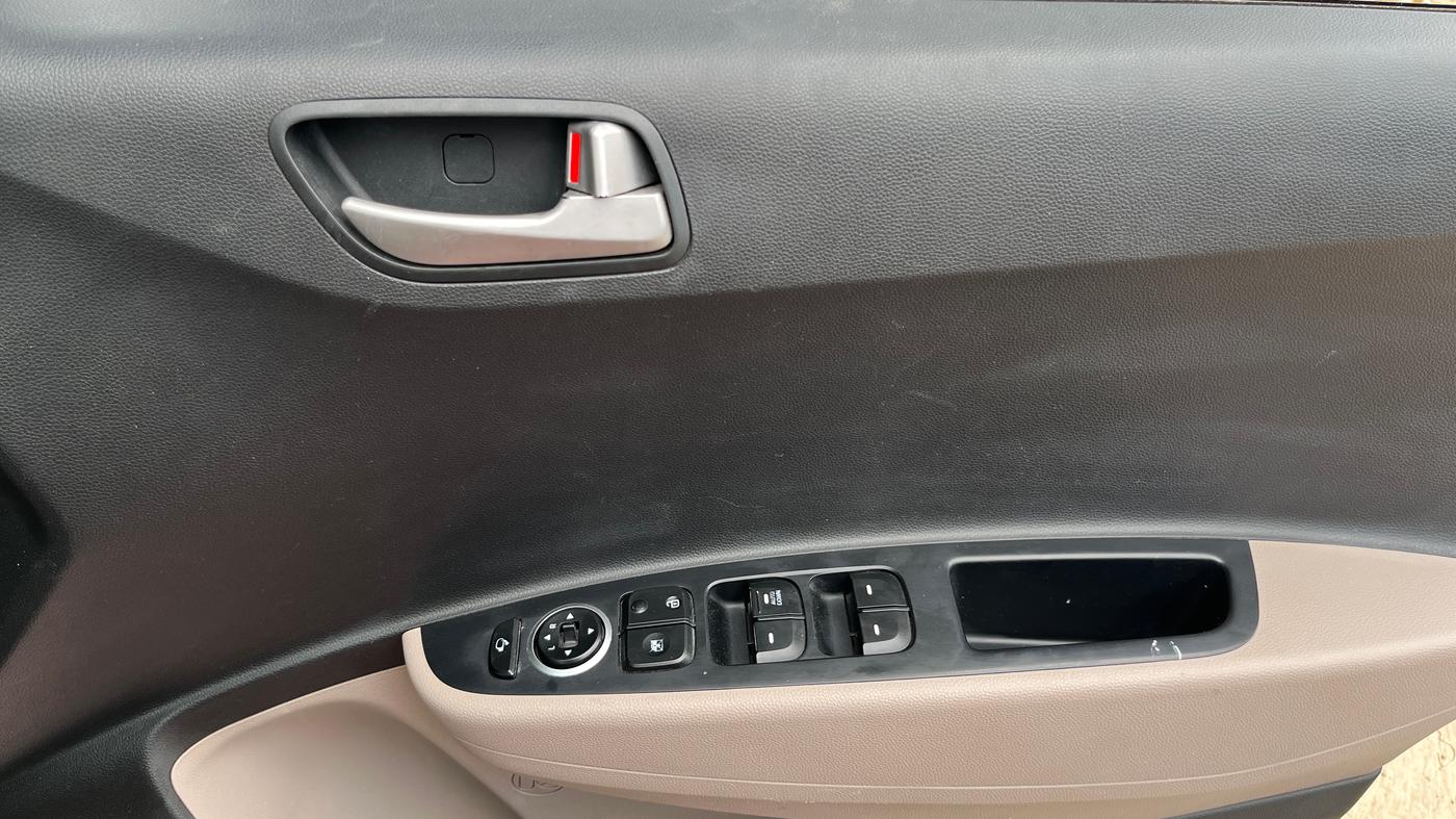 2014 Hyundai Xcent SX 1.2 (O), Petrol, Manual, 70,371 km, Driver Side Door Panels Control