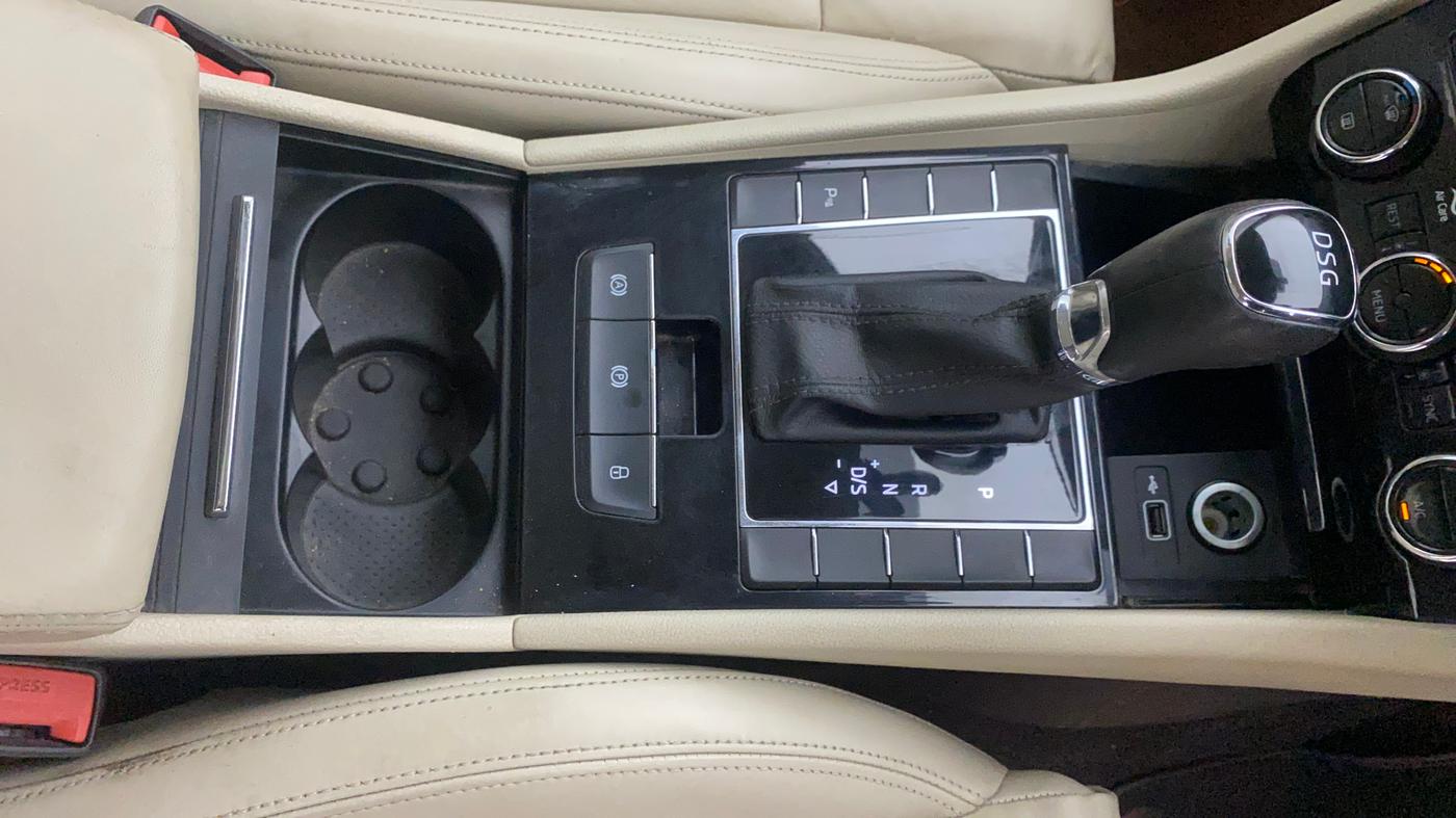 2018 Skoda Superb STYLE 1.8 TSI AT, Petrol, Automatic, 79,172 km, Gear Lever