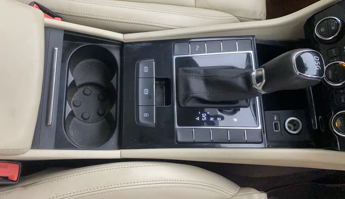 2018 Skoda Superb STYLE 1.8 TSI AT, Petrol, Automatic, 79,172 km, Gear Lever