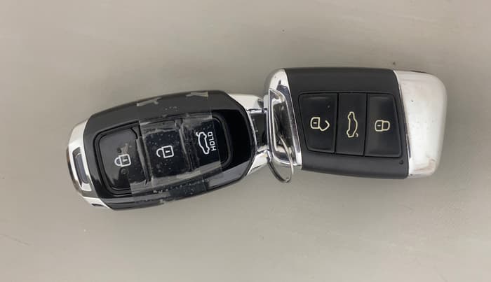 2018 Skoda Superb STYLE 1.8 TSI AT, Petrol, Automatic, 79,172 km, Key Close Up