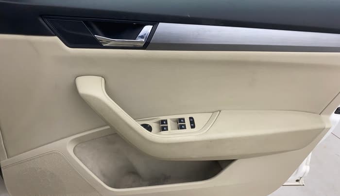 2018 Skoda Superb STYLE 1.8 TSI AT, Petrol, Automatic, 79,172 km, Driver Side Door Panels Control