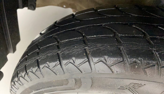 2010 Maruti Wagon R 1.0 LXI, Petrol, Manual, 20,318 km, Left front tyre - Minor crack