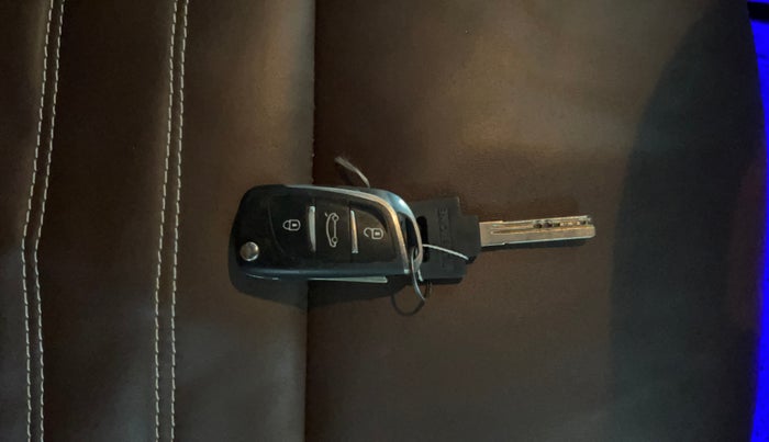 2023 Tata PUNCH PURE MT, Petrol, Manual, 37,808 km, Key Close Up