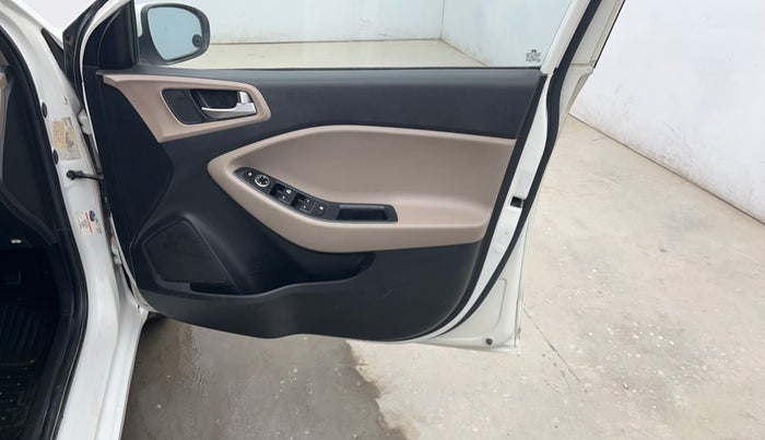 2016 Hyundai Elite i20 SPORTZ 1.2, Petrol, Manual, 27,637 km, Driver Side Door Panels Control