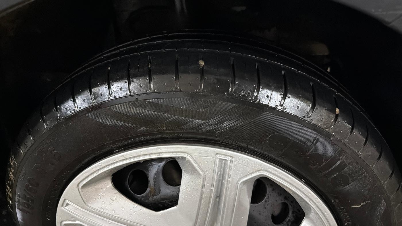 2018 Tata NEXON XM PETROL, CNG, Manual, 76,800 km, Right Front Tyre Tread