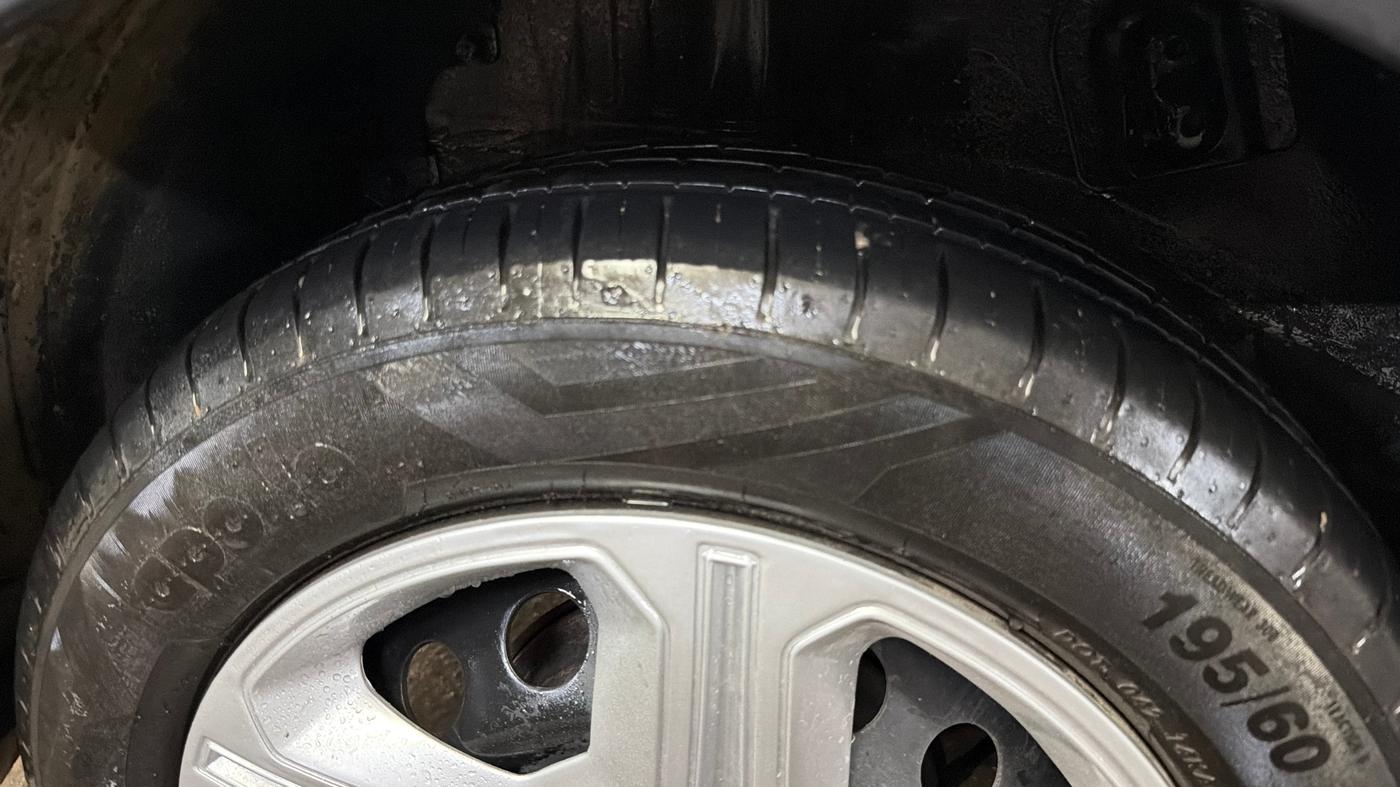 2018 Tata NEXON XM PETROL, CNG, Manual, 76,800 km, Right Rear Tyre Tread