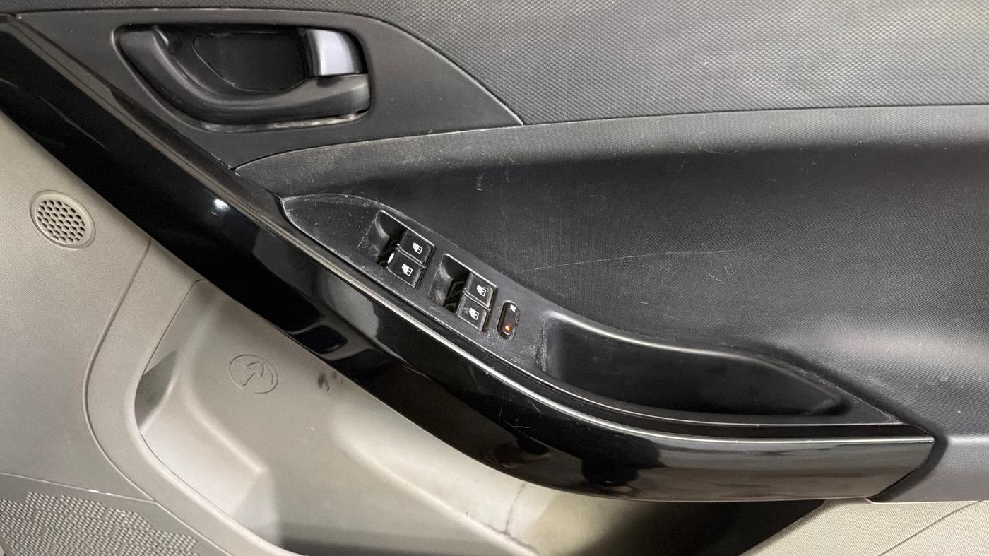 2018 Tata NEXON XM PETROL, CNG, Manual, 76,800 km, Driver Side Door Panels Control