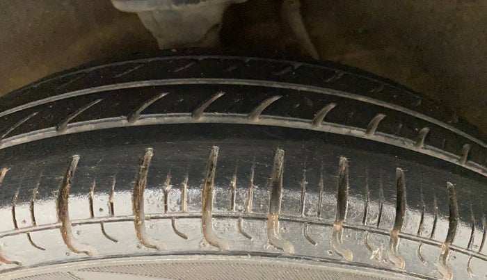 2015 Maruti Alto 800 LXI, Petrol, Manual, 27,128 km, Left Front Tyre Tread