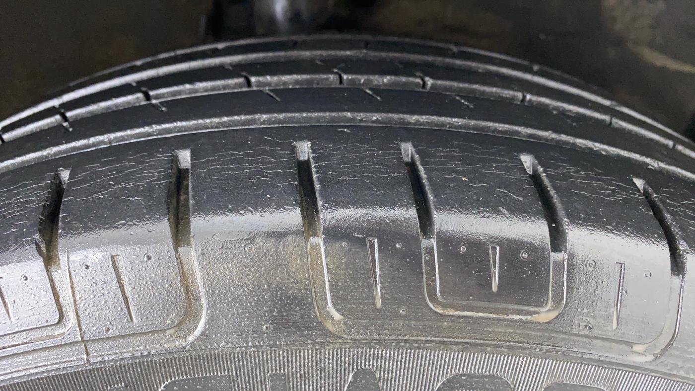 2013 Maruti Ritz VXI, Petrol, Manual, 61,753 km, Right Front Tyre Tread