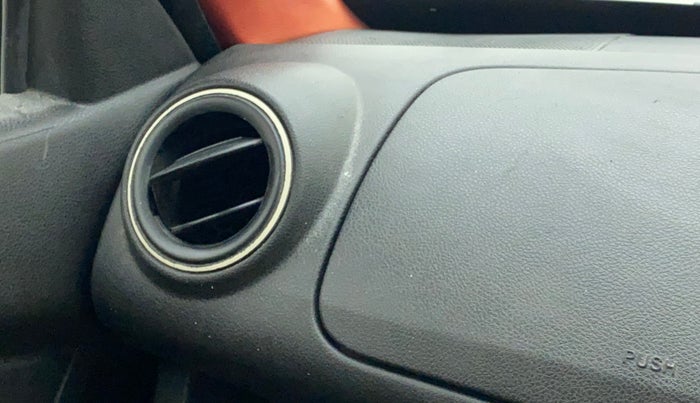 2017 Renault Kwid RXT 0.8, Petrol, Manual, 34,424 km, AC Unit - Front vent has minor damage