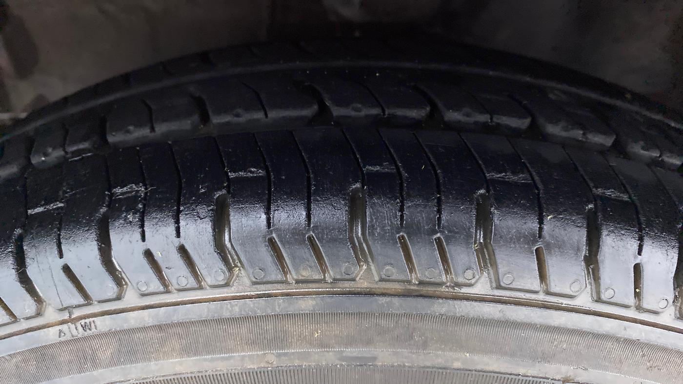 2010 Hyundai i10 MAGNA 1.2, Petrol, Manual, 48,124 km, Left Front Tyre Tread