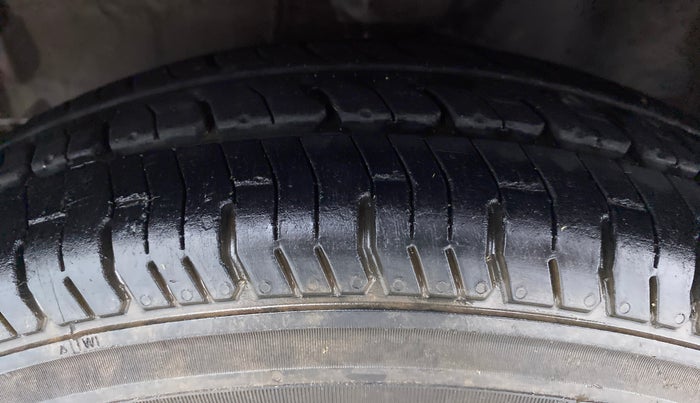 2010 Hyundai i10 MAGNA 1.2, Petrol, Manual, 48,124 km, Left Front Tyre Tread