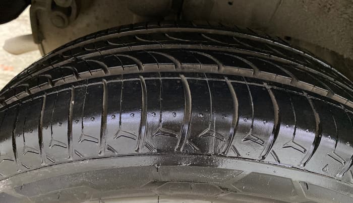 2017 Mahindra Kuv100 K6 6 STR, Petrol, Manual, 27,814 km, Right Rear Tyre Tread