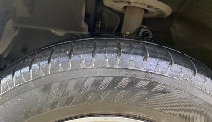 2017 Mahindra Kuv100 K6 6 STR, Petrol, Manual, 27,814 km, Left Front Tyre Tread