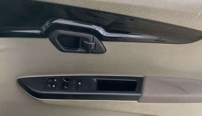 2017 Mahindra Kuv100 K6 6 STR, Petrol, Manual, 27,814 km, Driver Side Door Panels Control