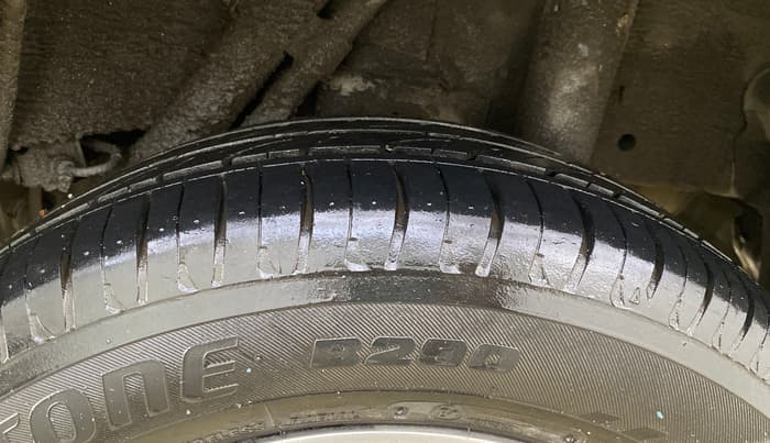 2017 Mahindra Kuv100 K6 6 STR, Petrol, Manual, 27,814 km, Left Rear Tyre Tread