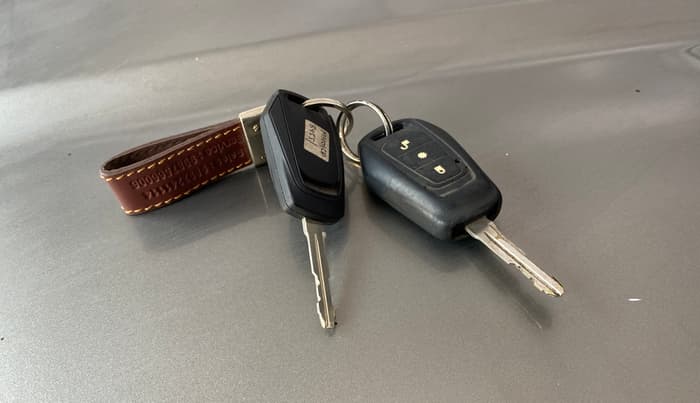 2017 Mahindra Kuv100 K6 6 STR, Petrol, Manual, 27,814 km, Key Close Up