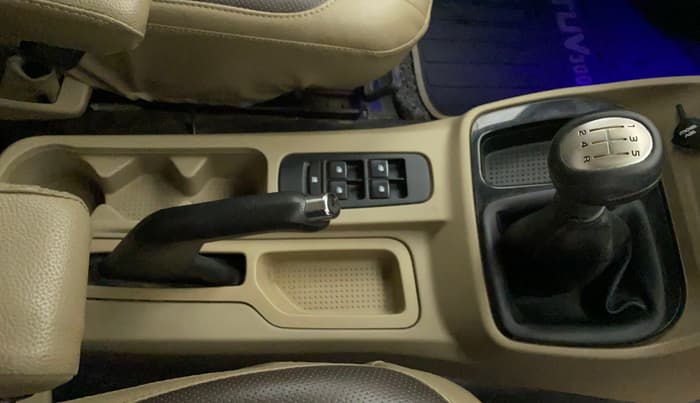 2017 Mahindra TUV300 T8, Diesel, Manual, 48,676 km, Gear Lever
