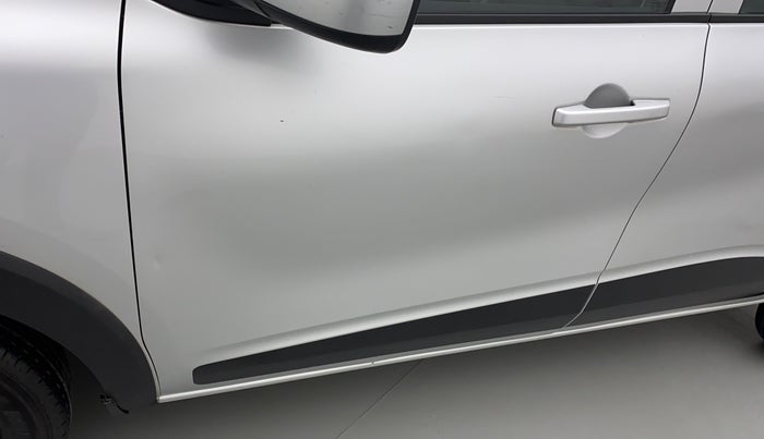 2020 Renault TRIBER RXL MT, Petrol, Manual, 31,090 km, Front passenger door - Slightly dented