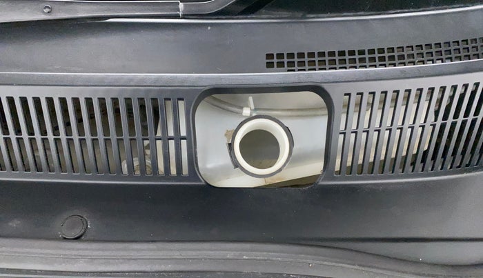 2020 Renault TRIBER RXL MT, Petrol, Manual, 31,090 km, Front windshield - Wiper bottle cap missing