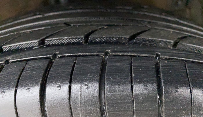 2014 Maruti Swift ZXI, Petrol, Manual, 33,447 km, Right Front Tyre Tread