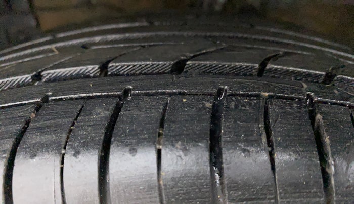 2014 Maruti Swift ZXI, Petrol, Manual, 33,447 km, Left Front Tyre Tread