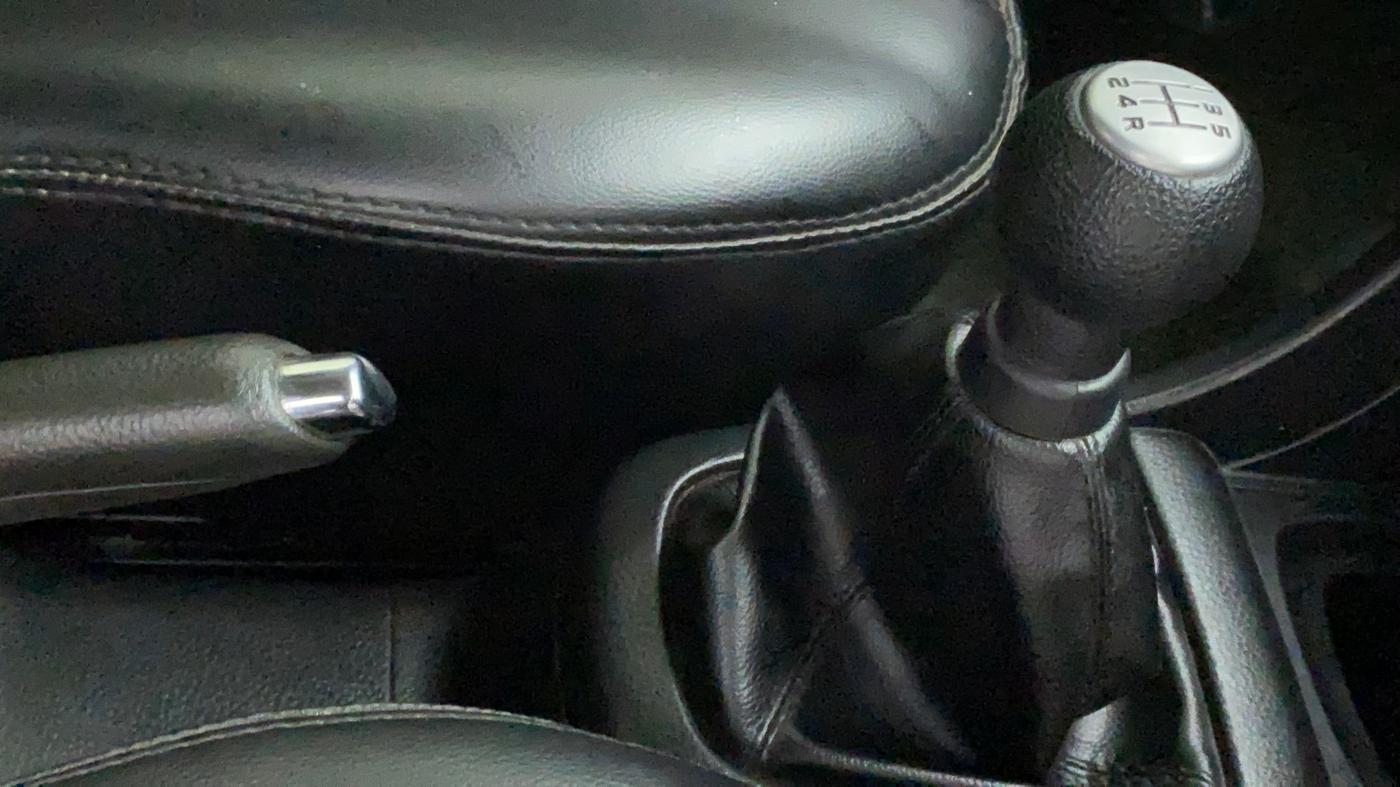2014 Maruti Swift ZXI, Petrol, Manual, 33,447 km, Gear Lever