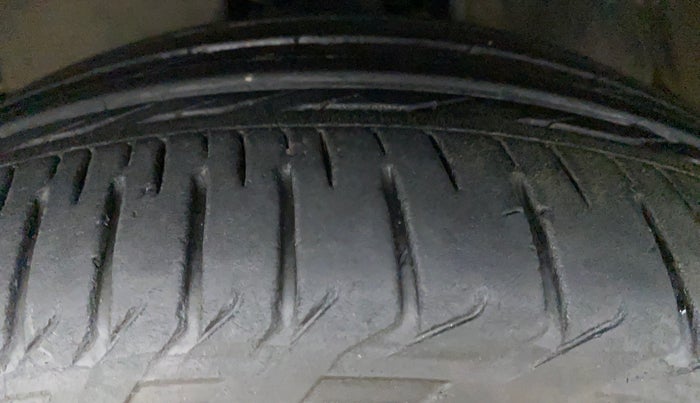 2016 Toyota Innova Crysta 2.8 ZX AT 7 STR, Diesel, Automatic, 54,222 km, Left Rear Tyre Tread