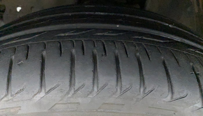 2016 Toyota Innova Crysta 2.8 ZX AT 7 STR, Diesel, Automatic, 54,222 km, Right Front Tyre Tread