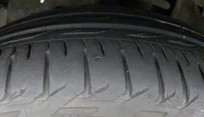 2016 Toyota Innova Crysta 2.8 ZX AT 7 STR, Diesel, Automatic, 54,222 km, Right Rear Tyre Tread