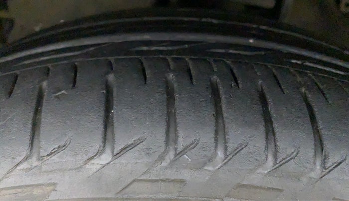 2016 Toyota Innova Crysta 2.8 ZX AT 7 STR, Diesel, Automatic, 54,222 km, Left Front Tyre Tread